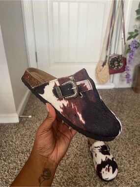 Aloha Island Cowhide Slip-On Mule with Decorative Buckle - Brown/White